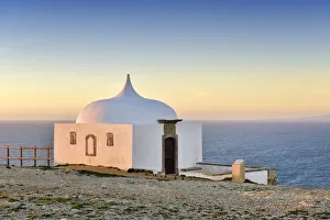 Die Ermida da Memória (Gedächtnis-Kapelle), mittelalterlicher Grundstein, am Abend