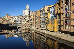 Europa Spanien Katalonien Girona Blick auf die charakteristischen farbigen Häuser