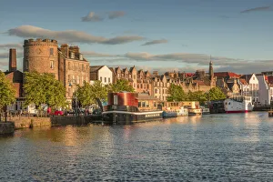 United Kingdom Coastal Views Drucke: Evening light on the quayside shore in Leith, Edinburgh, City of Edinburgh, Scotland