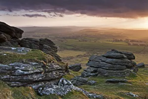 Adam Burton AWL Images Drucke: Evening sunlight over Devon countryside, viewed from Arms Tor, Dartmoor, Devon, England