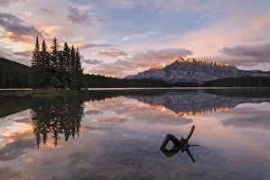 Adam Burton AWL Images Drucke: First light illuminates Mount Rundle, and reflects in Two Jack Lake, Banff National Park