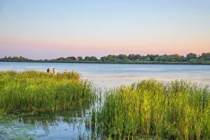 Drucke von Fischer am St. Georgs Zweig der Donau in Sankt Georg im Donaudelta in Dobrudscha Rumänien Kulturerbestätten Drucke: Fischer am St.-Georgs-Ausschlag der Donau im heutigen Rumänien