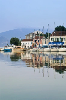 Drucke von Fiskardo, Kefalonia, Ionische Inseln,Griechenland-GREECE -Ionische Inseln-KEFALONIA-Fiskardo:Jachthafen-Vor Sonnenuntergang nach Ithakia Griechenland Drucke: Fiskardo ist eine Gemeinde auf der Insel Kefalonia in den Ägäischen Inseln Griechenlands