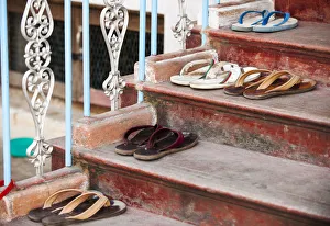 Myanmar Travel Destinations Drucke: Flips flops outside monksaa dormitory, Mahagandayon Monastery, largest Buddhist monastery