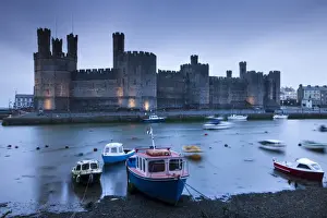 North Wales Castles Drucke: Foreboding evening skies above the immense Caernarfon Castle