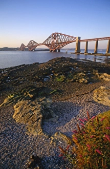 Drucke von Die Forthsche Eisenbahnbrücke (Firth of Forth), Edinburgh in Schottland. Die 2,5 km lange Brücke war die Welt erste große Stahlbrücke aus dem Jahr 1890 Die Forth-Brücke Drucke: Die Forth-Radbrücke im Firth of Forth bei Edinburgh in Schottland