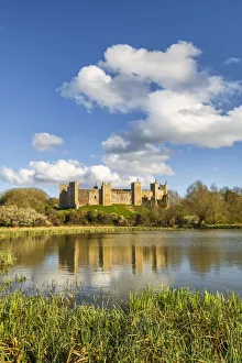 Suffolk Castles Drucke: Framlingham Castle Reflecting in Mere, Framlingham, Suffolk, England
