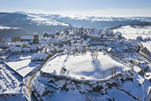 Frankreich, Region Auvergne-Rhön-Alpen,Cantal,Salers,Dorf im Mittelalter mit Luftaufnahme