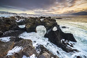 Hike Gatklettur arch am Morgen in Arnarstapi und Hellnar auf der Halbinsel Snæfellsnes im Land Island