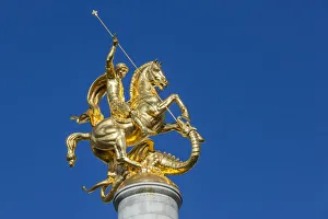 Georgien, Tiflis, Freiheitsplatz vor der Kirche des Heiligen Georg und dem Drachenstand