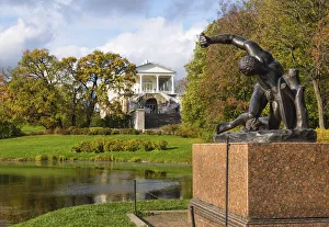 Eastern European Palaces Drucke: Gladiator statue with Cameron Gallery in the background, Catherine Park