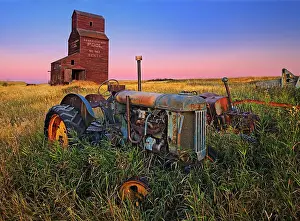 Getreidehafen mit alter Traktor am Morgen in Bents, Saskatchewan, Kanada