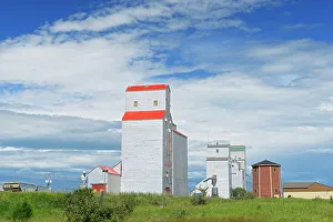 Canadian Rural Landscape Photography Drucke: grain elevators and clouds Kenaston Saskatchewan, Canada
