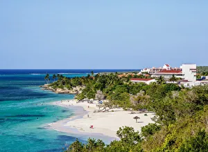 Strand von Guardalavaca mit erhöhter Aussicht in der Provinz Holguin auf Kuba