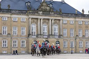 Wächter auf Pferd zurückkehren im Wechsel der Wache am Rosenborg-Palast in Kopenhagen