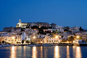 Hafen von Dalt Vila auf der Insel Eivissa in den Balearen und Spanien
