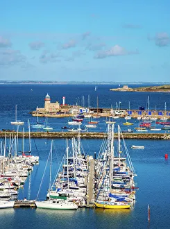 Das Leuchtturm und Hafen von Howth mit Aussicht vom Gipfel, Howth im Grafschaft Dublin in Irland