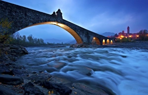 Brücke des Humpenbösen im Tal der Trebia bei Bobbio in Piacenza (Emilia-Romagna), Italien