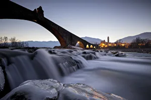 Drucke von Brücke des Humpenbösen im Tal der Trebia bei Bobbio in Piacenza (Emilia-Romagna), Italien Bobbio Drucke: Brücke des Humpenbösen im Tal der Trebia bei Bobbio in der Provinz Piacenza in den Emilia-Romagna Region Italien