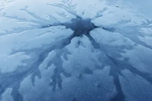 Eismuster auf einem eingeschlossenen See aus Eisfläche in der Region Emilia-Romagna Italien