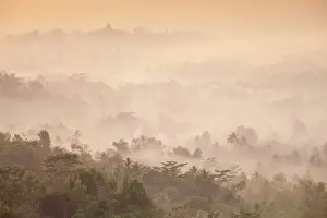 Indonesien, Java, Magelang, Nebelmist über dem Borobudur-Tempel am Morgen