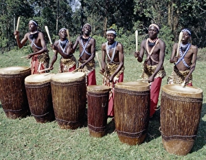 Der Schlagzeuger von Intore spielt in Butare