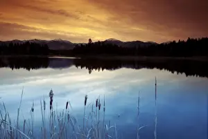 Kanadische Rocky Mountains Drucke: Invermere, Britisch-Kolumbien. Ein dramatischer Morgenhimmel spiegelte sich auf einem See im kanadischen Land