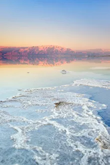Israël, Südbezirk, Ein Bökek. Salzlagerstätten am Toten Meer zum Sonnenuntergang