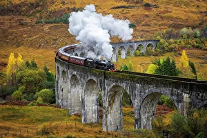 Der Jacobitische Dampfzug überquert den Glenfinnan-Bergwerksteg in den schottischen Hochlanden. Schottland. Vereinigtes Königreich