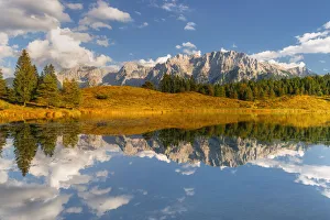 Bavaria Mountains Drucke: Karwendel range reflected in lake Wildensee, Kranzberg, Alps, Mittenwald