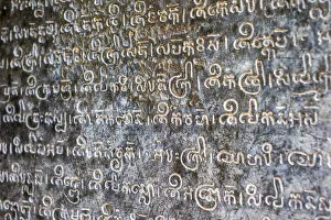 Drucke von Der khmär Schriftenschrift ist in Stein gemeißelt. Die Ruinen des Tempels von Prasat Preah Ko liegen im Ort Roluos und sind ein Weltkulturerbe der UNESCO im Provinz Siem Reap, Kambodscha Bilder Datiert 2016 April: Khmerschriftart aus Stein gemeißelt im Tempel Prasat Preah Ko Ruinen