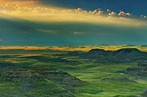 Canadian Travel Destinations Drucke: Killdeer Badlands at sunset with approaching storm