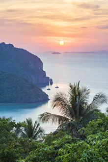 Krabi Province Beaches Drucke: Ko Phi Phi Don, Phi Phi Island, Krabi Province, Thailand. Coastline at sunset