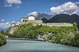 Drucke von Die Burg Kufstein über dem Innfluss bei Kufstein im Bundesland Tirol in Österreich Österreich Drucke: Burg Kufstein über dem Innufer, Kufenstein im Bundesland Tirol (Tirol), Österreich