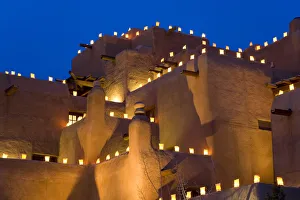 Peter Adams Photography Drucke: Lanterns lighting adobe building, Santa Fe, New Mexico, USA