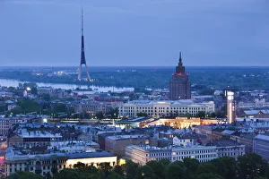 Drucke von Letnizija Rigas mit ausgedehnter Sicht auf Alt-Rigavort und Vicirgāja am Abend Fluss Drucke: Letnija, Rigas , erhöhter Blick auf die alte Altstadt von Rigas ,Vecrīga,Blick abends
