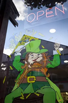 Bilder Datiert 2010 Juni: Leprechaunsbild im Fenster eines Cafes am Temple Bar in Dublin, Irland