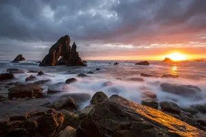Der Arch Stacks am Sonnenuntergang in Crohy Head bei Dungloe im County Maghera in der Grafschaft Donegal auf Irland in Nordeuropa