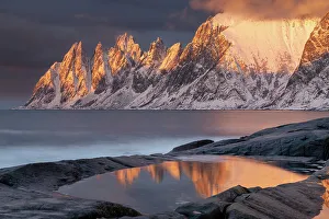 Arctic Winter Scenes Drucke: Last Light on Devil's Jaw in Winter, Tungensnet, Senja, Norway