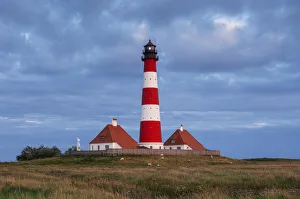 Fernlichtscheinwerfer in der Nähe von Westerhever am westlichen Strand des Wattes zwischen dem Eiderstedt und Nordfriesland