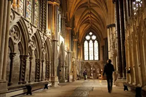 Lincoln Drucke: Lincoln, England Ein Besucher betrachtet das mittelalterliche Glasgemälde im Lincoln-Kathedrale