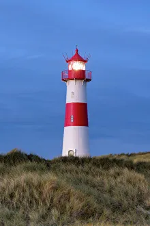 Fernsichter List-Ost Leuchtturm am Abend in Ellenbogen auf der Insel Sylt im Landkreis Nordfriesland in den Bundesländern Schleswig-Holstein und Nordfriesland
