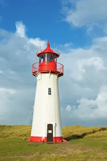 Funktionsscheinwerfer Westlicht gegen Himmel an Ellerbogen auf der Insel Sylt im Bundesland Nordfriesland in den Landkreisen Rendsburg-Eckernförde und Schleswig-Flensburg des Bundeslands Schleswig-Holstein, Deutschland