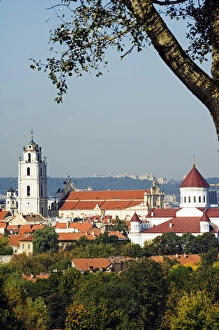 Drucke von Litauen, Wilna. Ein Blick auf die St-Johannes-Kirche und ein 16.Jh.-Turm - Teil des UNESCO-Welterbegebietes von Wilna Historisches Zentrum Von Vilnius Drucke: Litauen, Wilna