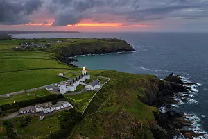 UK Coastal Landmarks Drucke: Lizard Point Lighthouse at sunrise, Lizard Point, Cornwall, United Kingdom