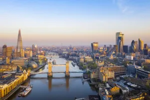 Themse Drucke: Sonnenuntergang entlang des Flusses Themse zu Tower Bridge, dem Shard und der Stadt London