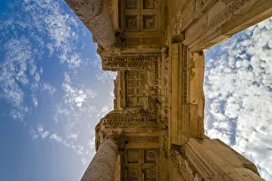 Library Of Celsus Ephesus Drucke: Low angle view of the Library of Celsus, Ephesus, Izmir, Turkey