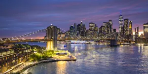 Unter dem Lower Manhattan und der Brücke von Brooklyn in New York City (USA)