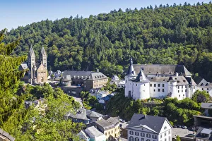 Drucke von Luxemburg, Klervautz, Blick auf Klervautz mit dem Schloss und der Pfarrkirche von Klervautz auch als Kirche zu den Heiligen Kosmas und Damian bekannt Schloss Drucke: Luxemburg, Klervautz, Blick auf Klervautz und das Schloss von Klervautz und der