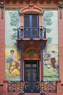 Drucke von Die Hauptfassade der Casa de los Azulejos (Kachelhaus), ein großartiges Beispiel für den Stil des Art Nouveau, San Nicolas, Buenos Aires, Argentinien Argentinien Drucke: Die Hauptfassade des Casa de los Azulejos (Haus der Fliesen).